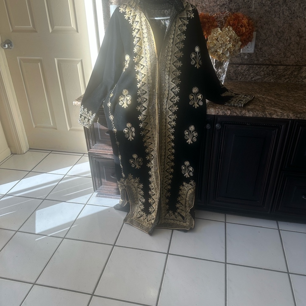 Luxurious Velvet & Gold Unisex Coat Imported from the Middle East – Brand New